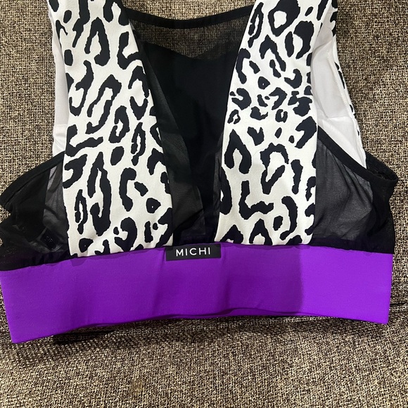 Sports bra and scrunch bum shorts set or individual - Picture 4 of 8